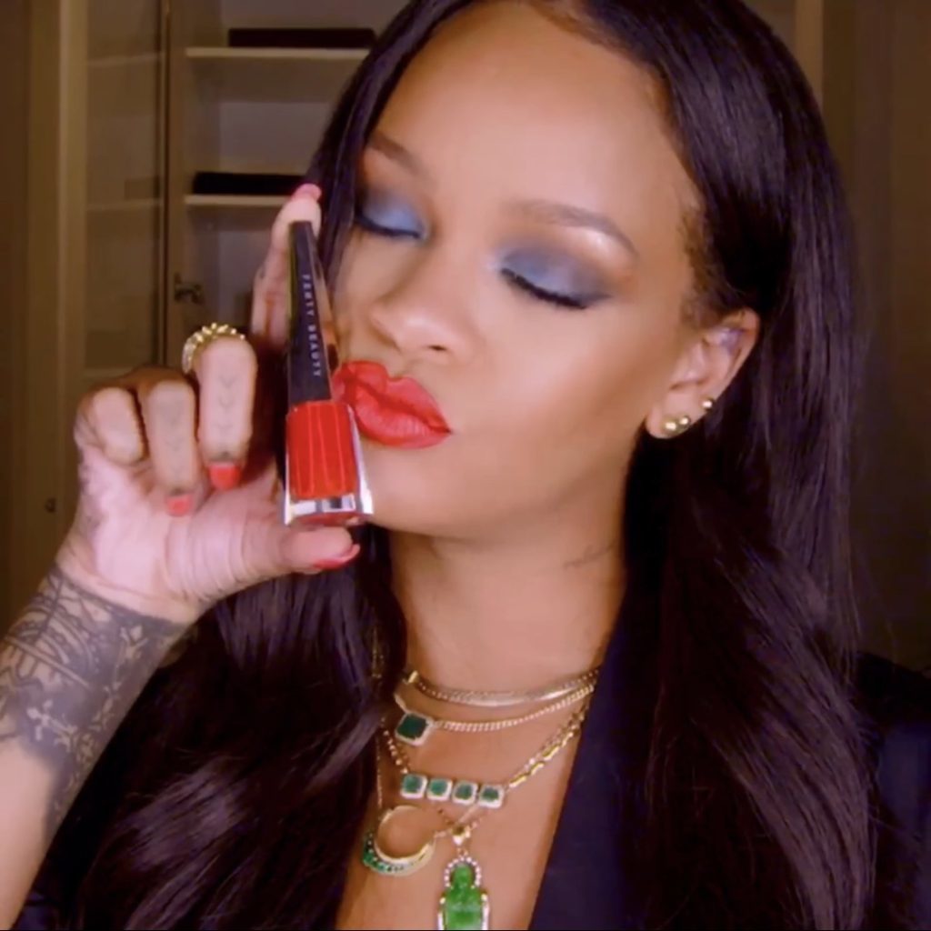 Immagine di Rihanna con il rossetto della sua linea nella colorazione 