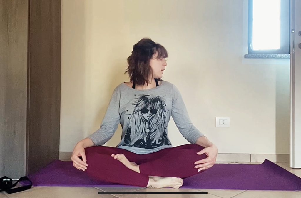 donna che fa yoga