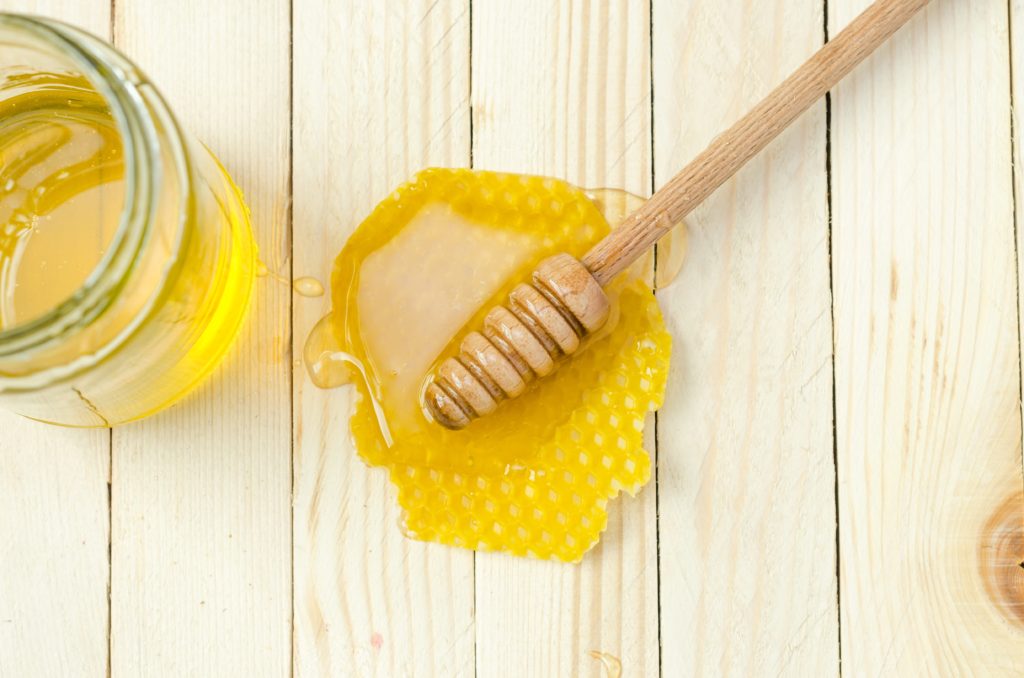 il miele è usato anche per le maschere viso fai da te per pelle grassa: è idratante e combinato al limone è perfetto
