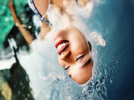 immagine di ragazza immersa nell'acqua