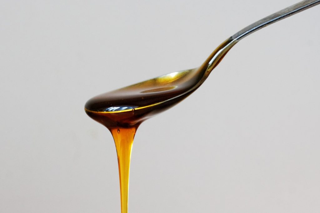immagine del miele come ingrediente per le maschere viso fai da te per pelle mista