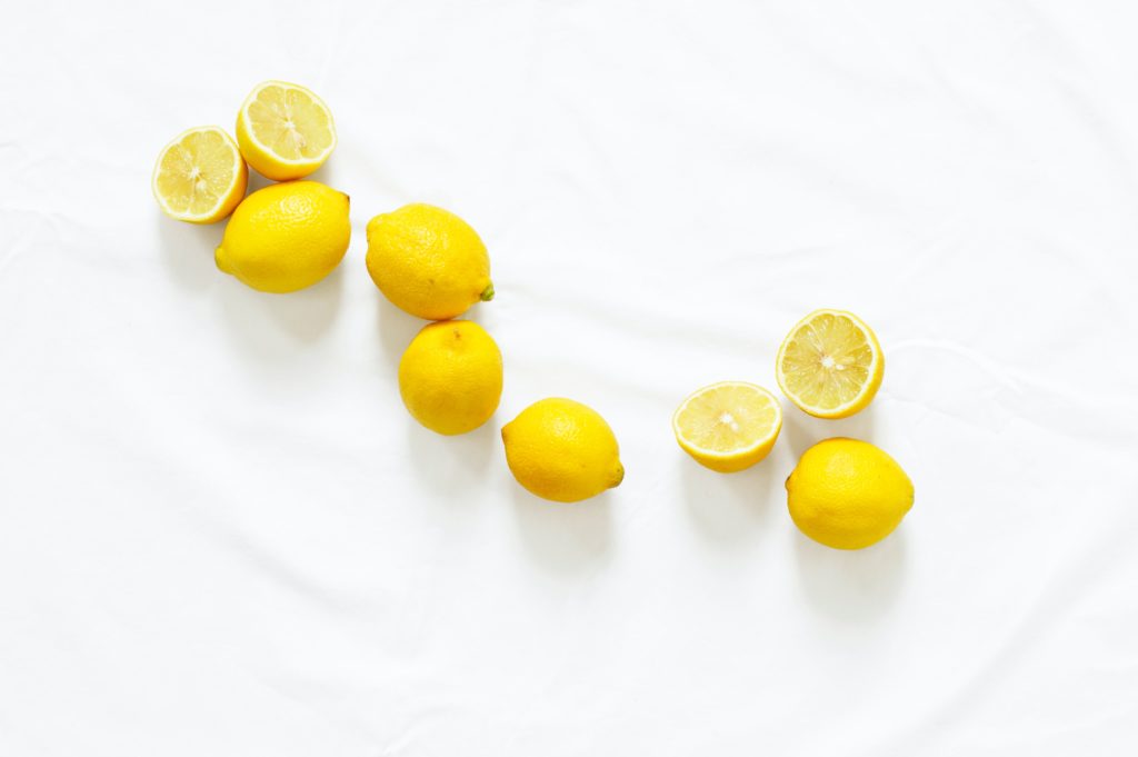 il limone aiuta a illuminare la pelle negli scrub viso fai da te 
