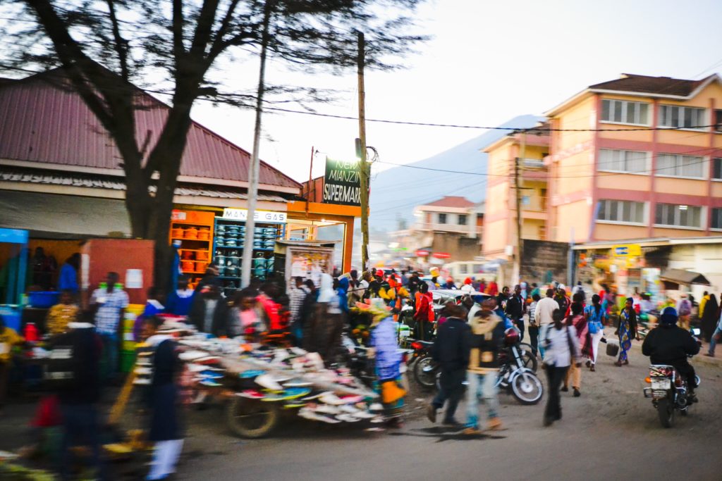 mal d'Africa mercato strada affollata