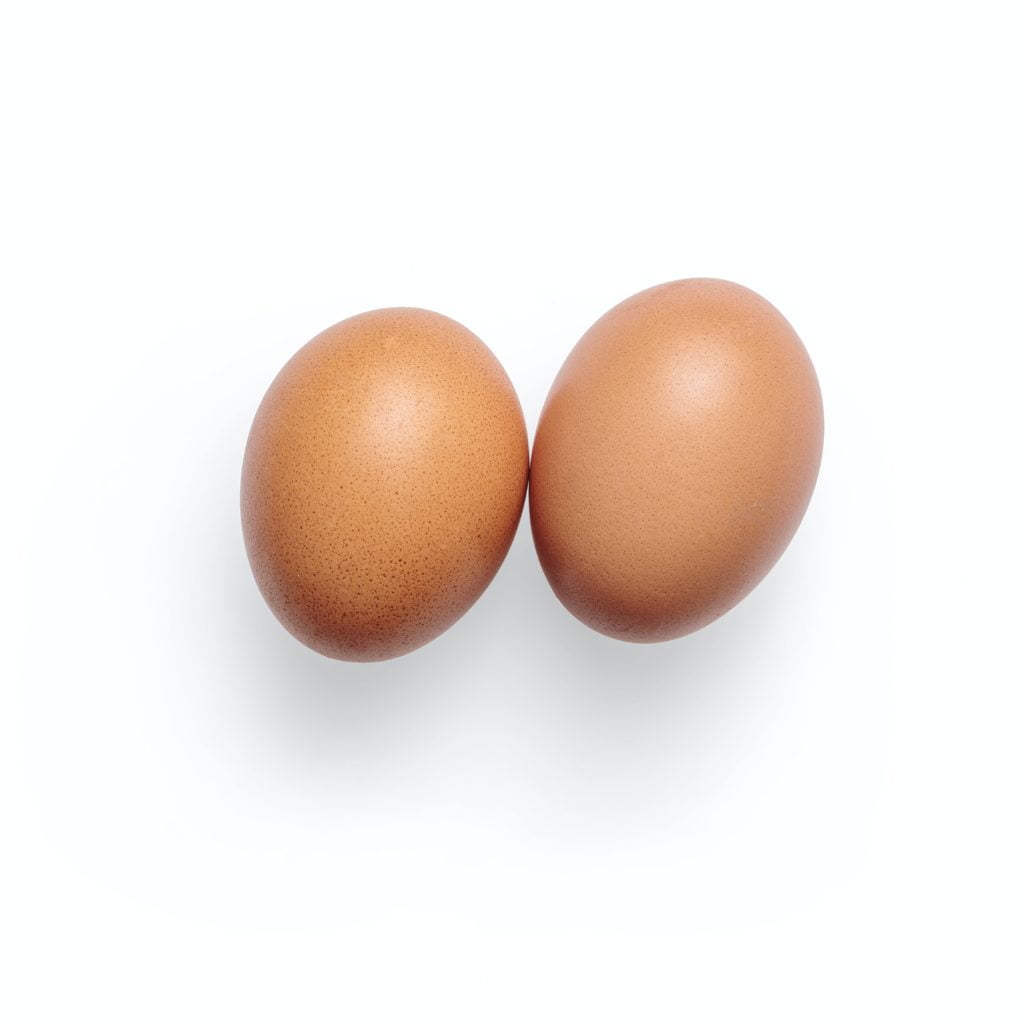 L'albume d'uovo si utilizza per creare maschere viso fai da te per pelle grassa, poiché regola la produzione di sebo della pelle