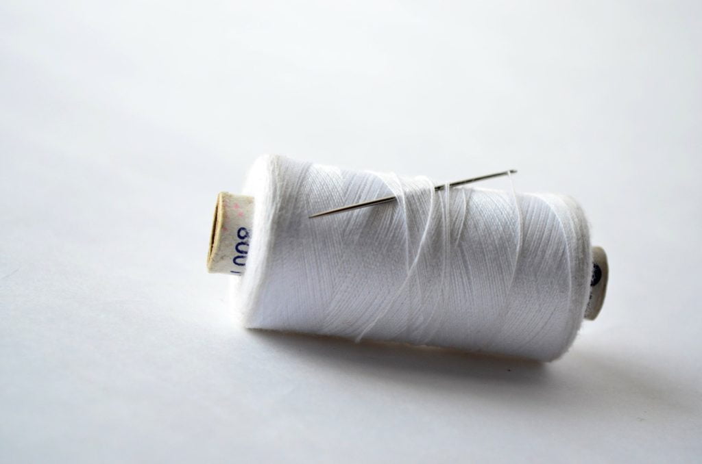 procurarsi il filo di cotone per depilare le sopracciglia con il filo 