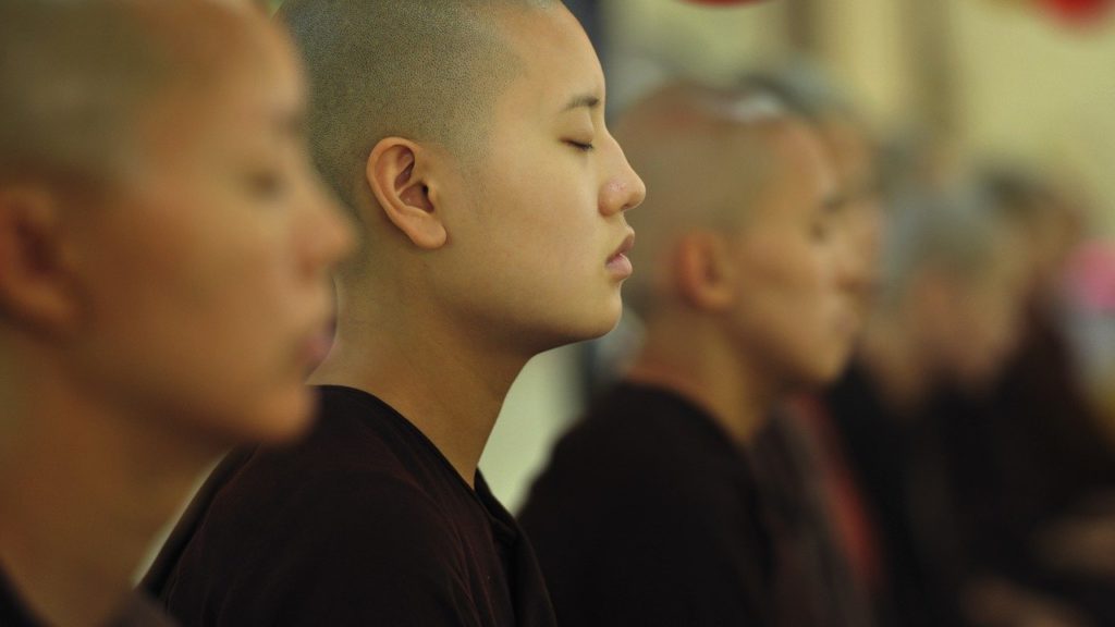 viaggi meditazione monaci buddhisti tempio meditazione di gruppo