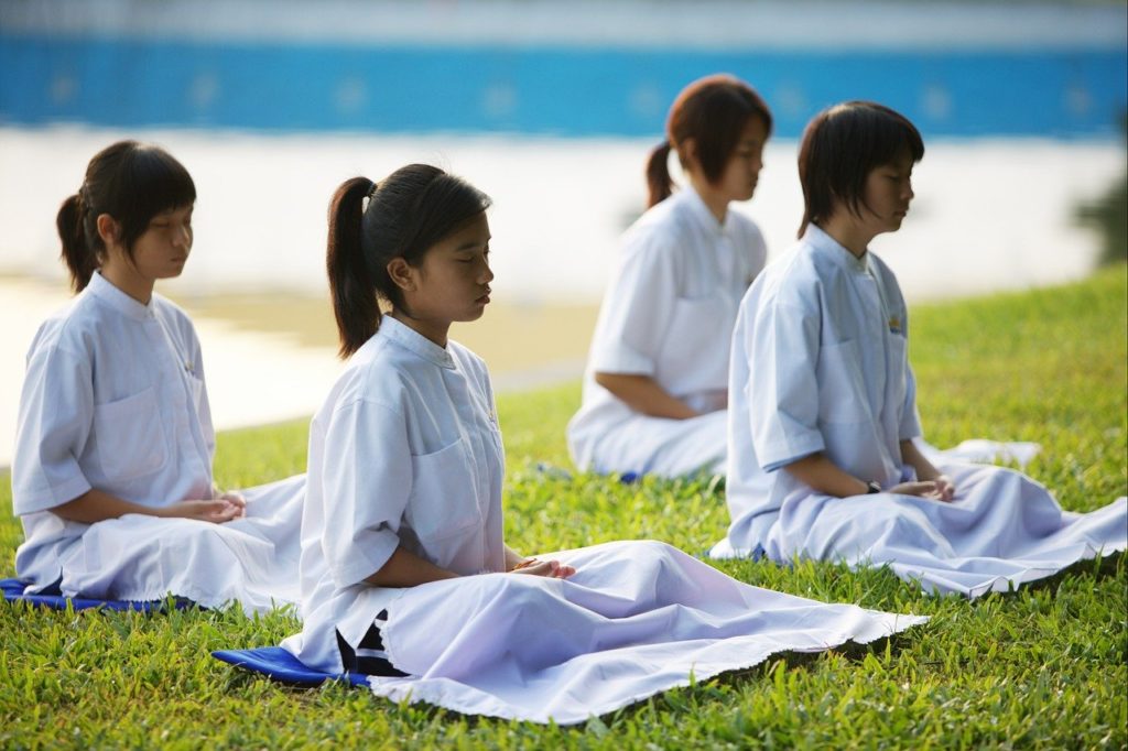 viaggi meditazione ragazze asiatiche meditano natura mare 