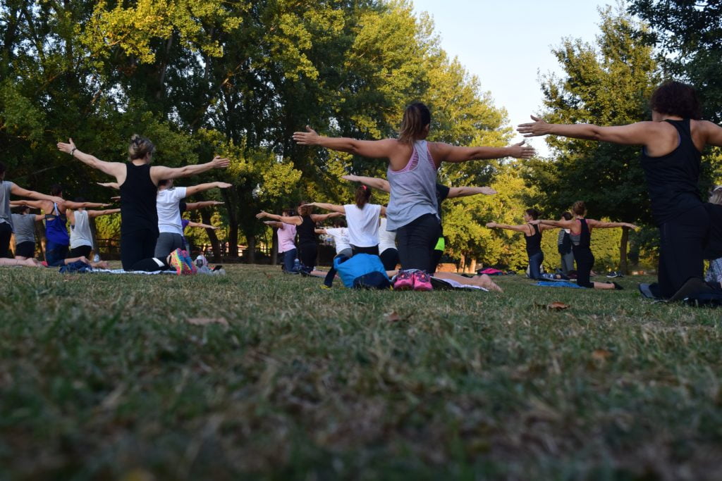 viaggi yoga donne classe yoga parco