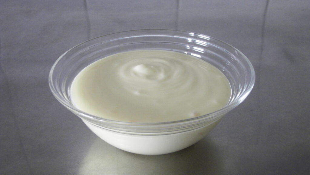 lo yogurt si utilizza anche nei rimedi naturali contro occhiaie e borse per lui