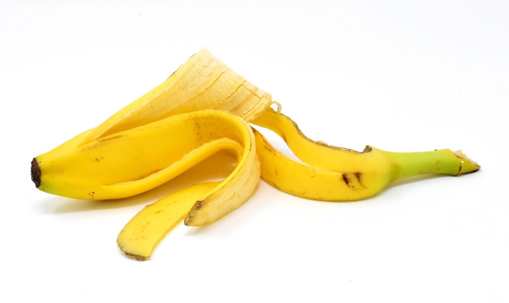 la buccia di banana si può usare per sbiancare i denti a casa
