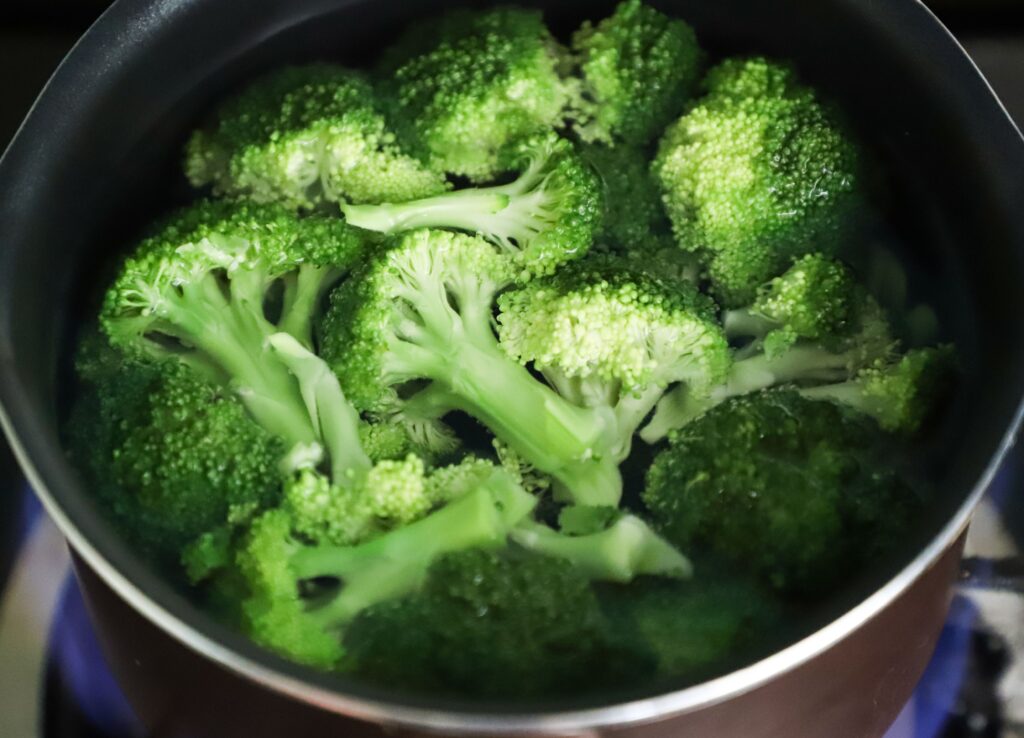 broccoli in pentola hummus di broccoli