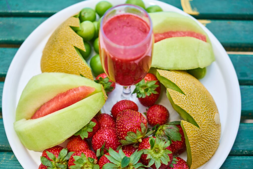 colazione salutare frutta di stagione frullato frutta su piatto