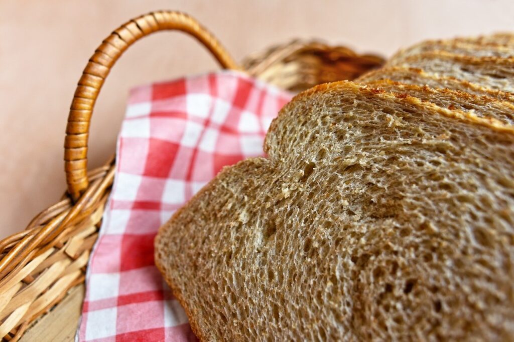 colazione salutare pane integrale cesto con pane