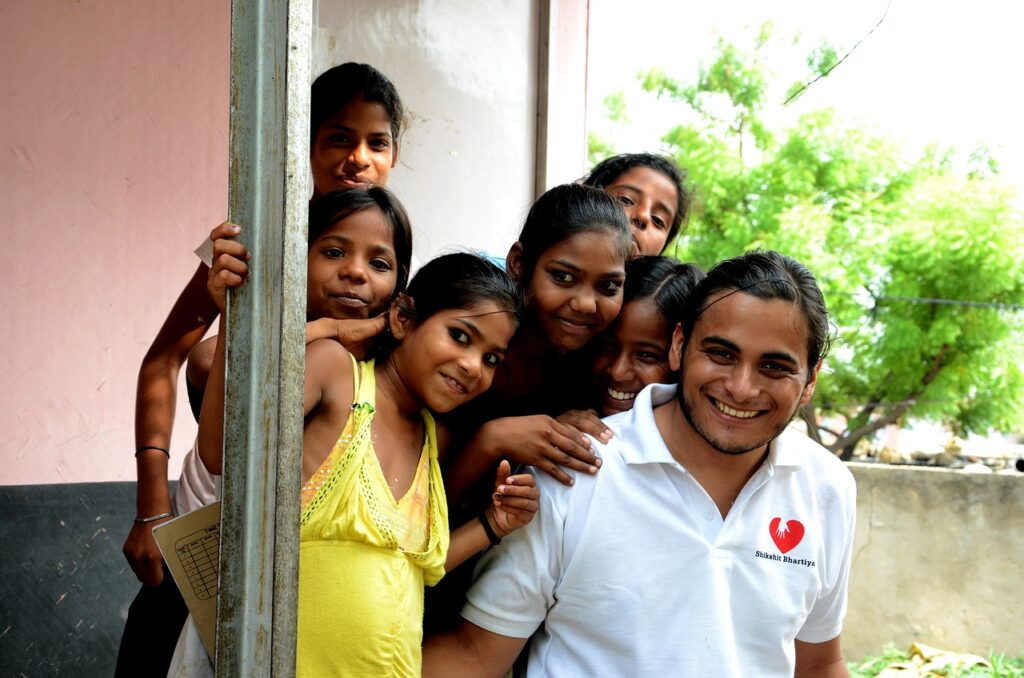 viaggi di volontariato volontario in india bambini sorridenti