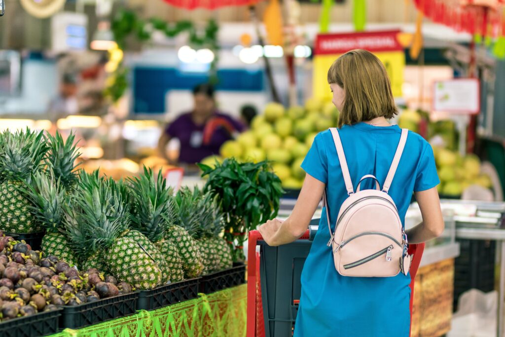 estratti vegani di frutta e verdura ananas donna supermercato
