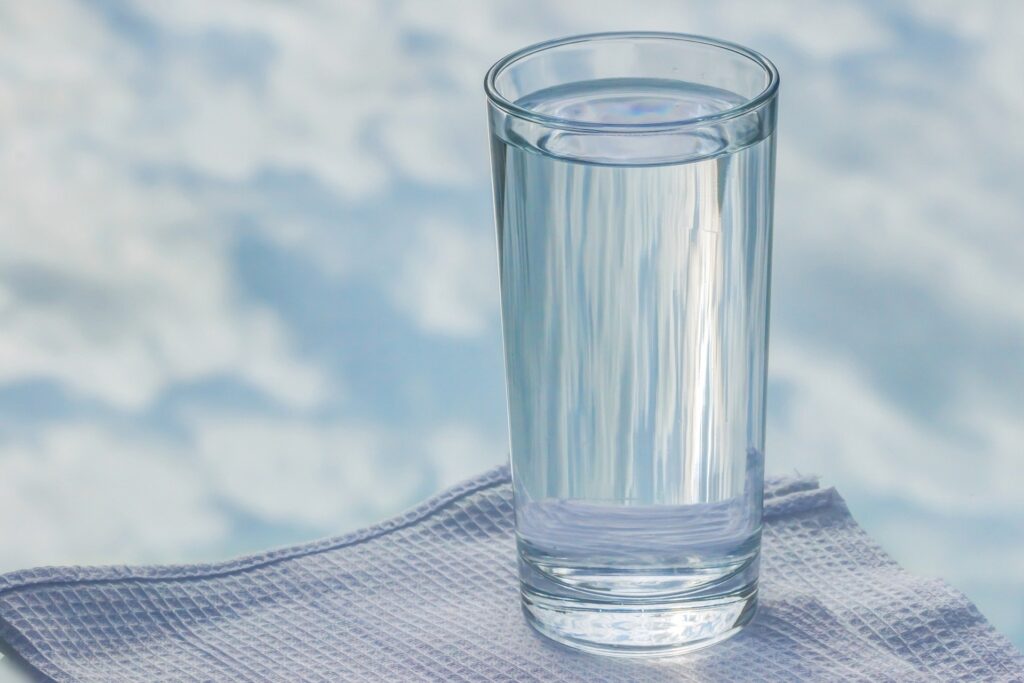 Rimedi naturali contro la stitichezza: bere due litri d'acqua al giorno