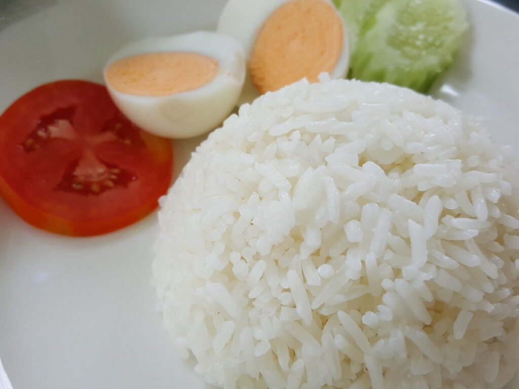insalata di riso uova sode pomodori