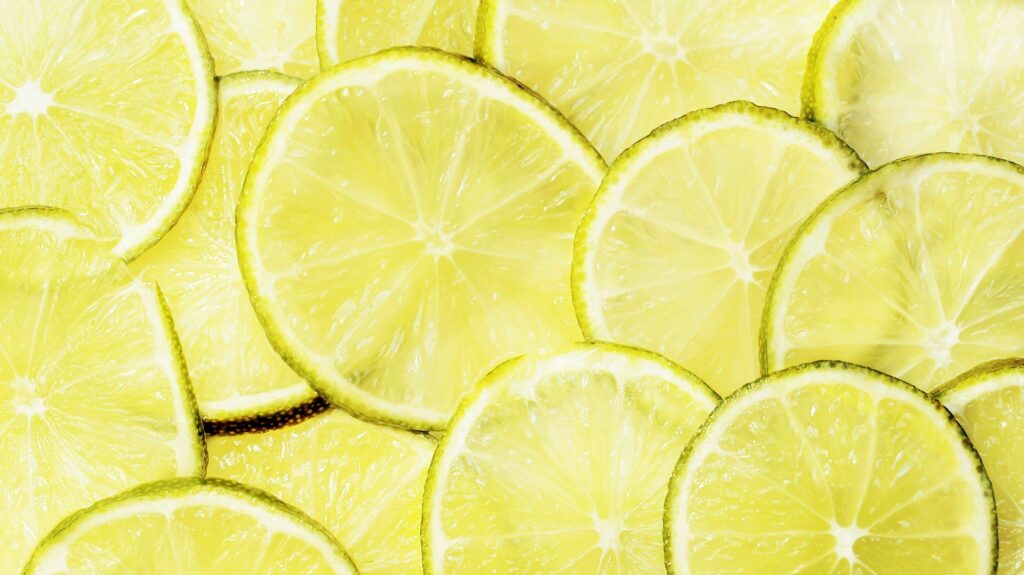 10 rimedi naturali per combattere la forfora: limone