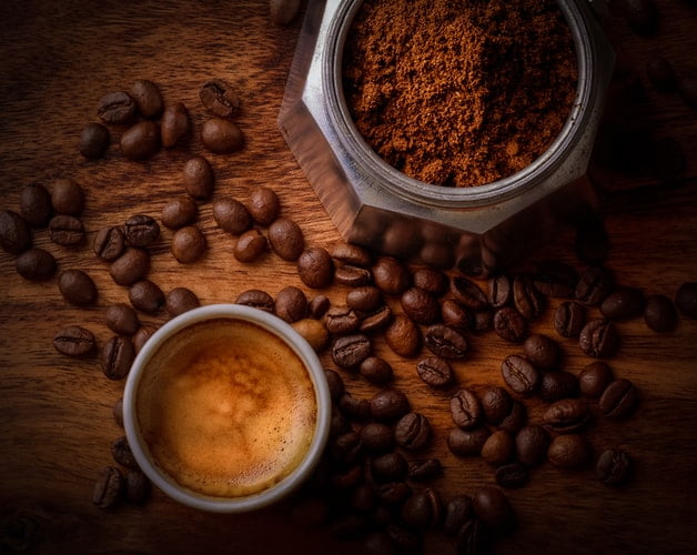 Il caffè fa bene o male? 10 proprietà benefiche e controindicazioni
