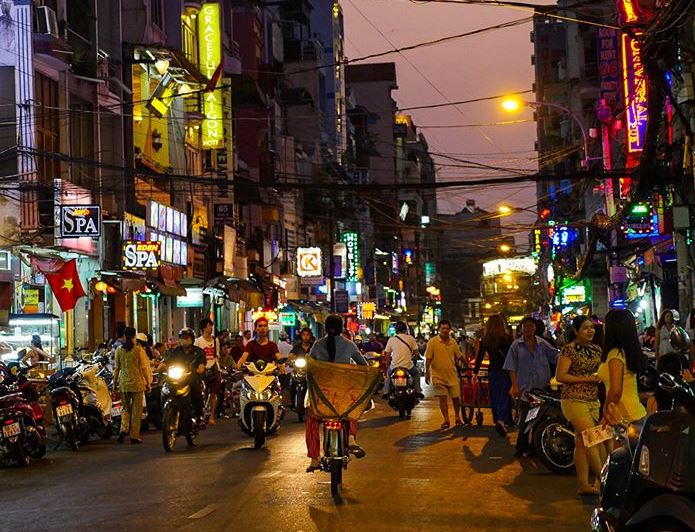 gianluca gotto vietnam notte strade affollate