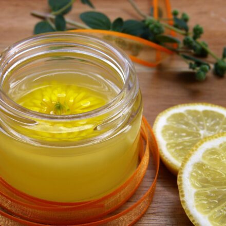 10 benefici dell’olio essenziale di limone: ecco quali sono i più potenti