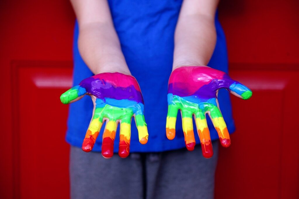 storia del gay pride mani colorate arcobaleno