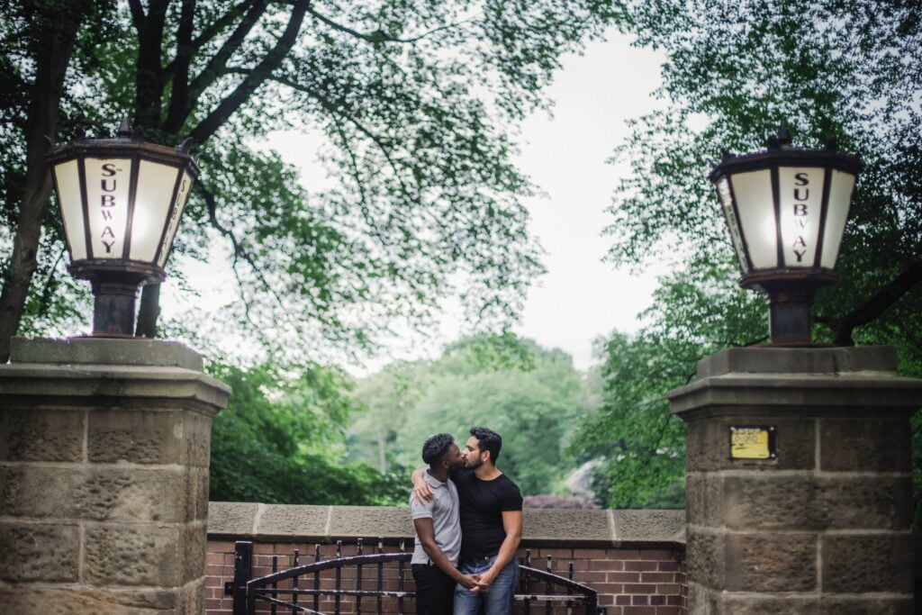 persone LGBT credenti coppia gay si bacia parco