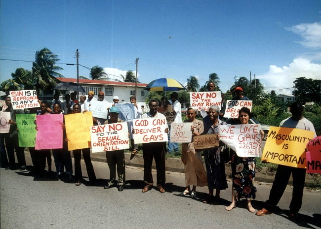 persone in protesta contro le leggi anti-gay della guyana turismo lgbt